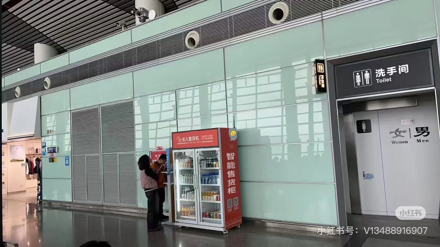 AI Smart Vending Cabinet view 2
